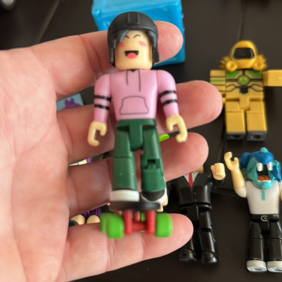 Roblox collectible figures bundled grab bag lot of 6 + box and paint stand - Picture 4 of 6